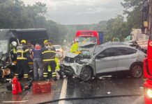 Acidente trágico com cinco veículos mata uma pessoa e deixa feridos em SC