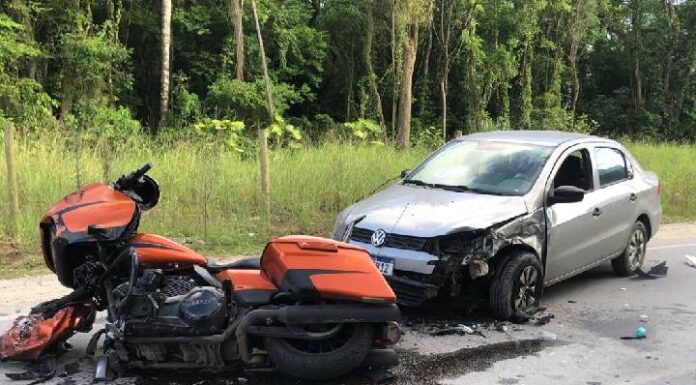 Criança de 10 anos fica ferida em acidente entre Voyage e uma Harley Davidson