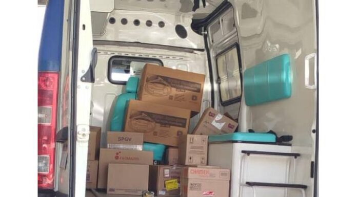 Ao invés de pacientes, prefeitura de Penha usa ambulância para levar material de expediente