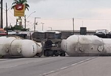 Carreta tomba, interdita BR-101 e causa filas no sentido sul da rodovia