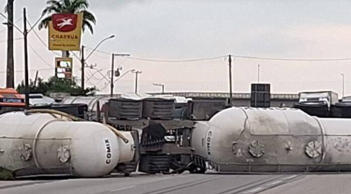 Carreta tomba, interdita BR-101 e causa filas no sentido sul da rodovia