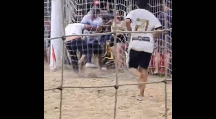 VEJA O VIDEO Secretário de Administração de Penha apanha no Beach Soccer na Praia Alegre