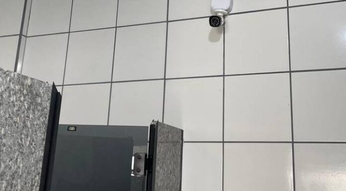 Câmera de segurança no banheiro de escola chama atenção em Barra Velha