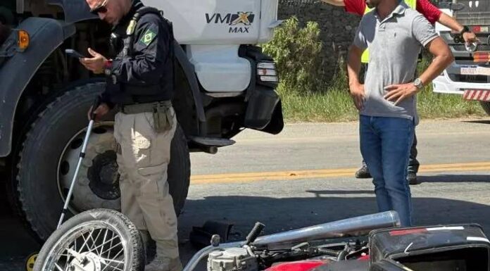 Motociclista morre ao bater de frente com caminhão na BR-470 em SC; câmera flagrou acidente