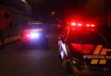 Mesmo baleada, mulher toma arma do ex e atira nele quatro vezes em SC