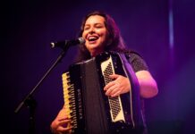 Keli Bertan inicia divulgação de novo projeto sertanejo; ouça “Facinha, facinha”