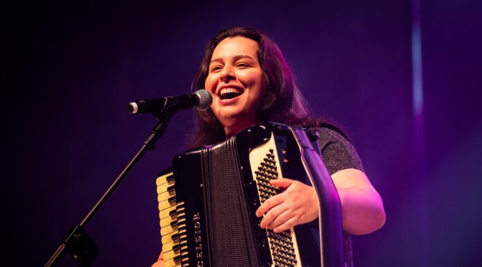 Keli Bertan inicia divulgação de novo projeto sertanejo; ouça “Facinha, facinha”