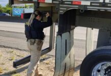 Caminhão com a suspensão modificada é flagrado pela polícia na BR-101 em Barra Velha