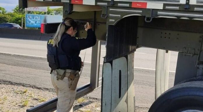 Caminhão com a suspensão modificada é flagrado pela polícia na BR-101 em Barra Velha