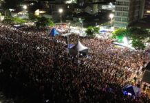 Primeiro dia do Carnaval em Balneário Piçarras reúne mais de 15 mil pessoas