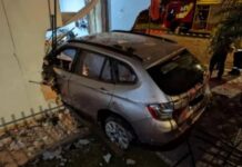 BMW desgovernada invade casa e morador acorda desesperado em SC