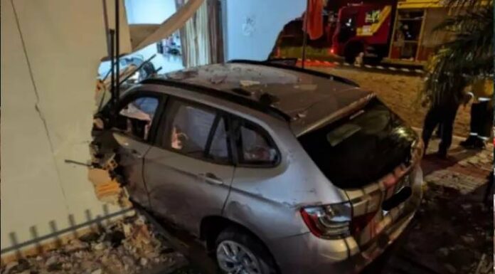 BMW desgovernada invade casa e morador acorda desesperado em SC