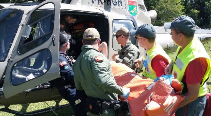 Motociclista fratura perna em acidente na zona rural de Camboriú