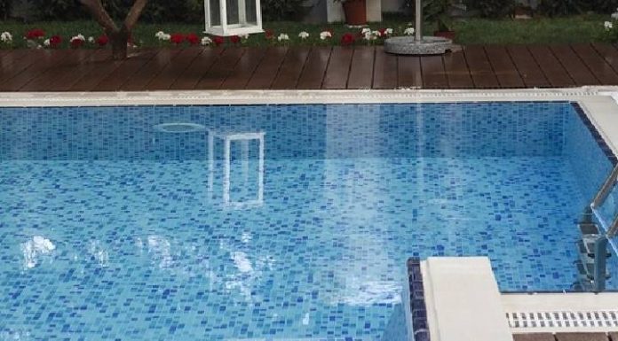 Mulher de 62 anos morre afogada após cair na piscina da própria casa em SC