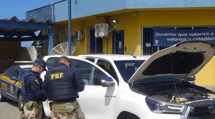 Hilux circulava clonada na BR-101 e é recuperada pela PRF em Itapema