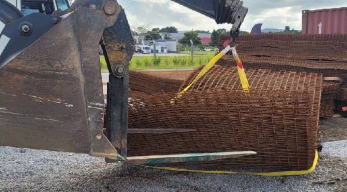 Trabalhador morre esmagado por carga de malha de ferro em SC