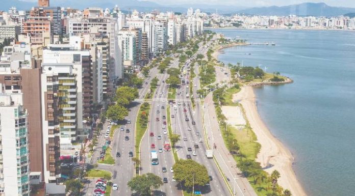 Água do Litoral de SC ficou contaminada de cafeína, pesticida e petróleo