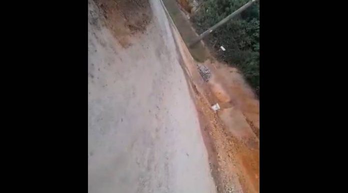 VÍDEO Moradora da Praia Vermelha, em Penha, denuncia estacionamento de pousada em área pública