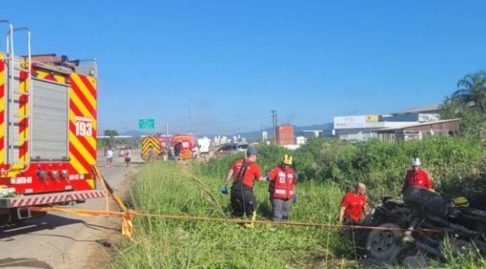 Mulher morre soterrada em capotamento na BR-470 em Navegantes