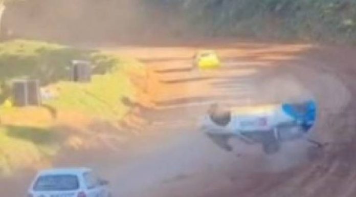 VÍDEO: Carro capota quatro vezes durante prova de automobilismo no Oeste de SC