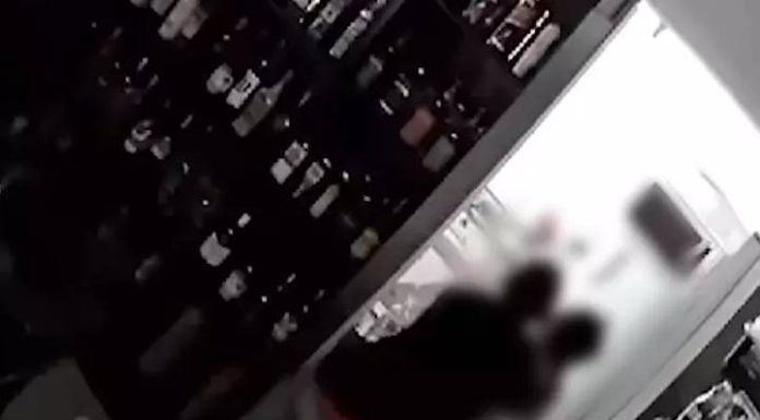 VÍDEO Veja o momento em que mulher é atacada por tarado dentro da conveniência