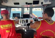 Bombeiros seguem as buscas por adolescente desaparecido no mar em Florianópolis