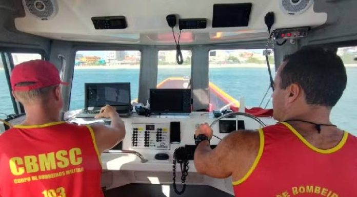 Bombeiros seguem as buscas por adolescente desaparecido no mar em Florianópolis