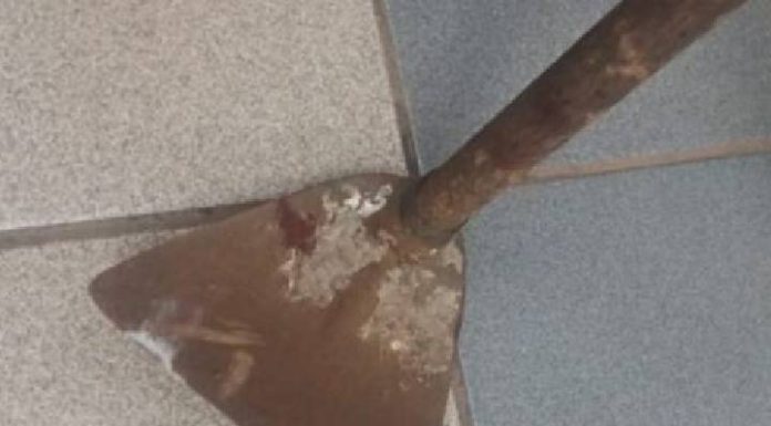 Filho agride mãe com enxada após briga familiar no Oeste de SC