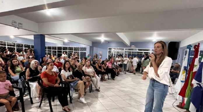 Juliana Pavan assina ordem de serviço para reforma do telhado de escola e anuncia obra de ampliação