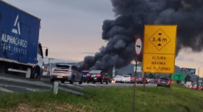 Bombeiros voluntários de Penha atuam no combate a incêndio devastador em Itajaí