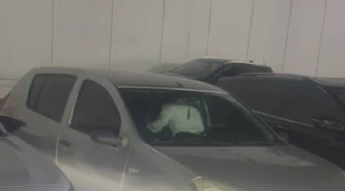 Casal transa no estacionamento do Balneário Shopping