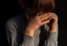 Criança de 6 anos cola as partes íntimas para impedir abusos do padrasto