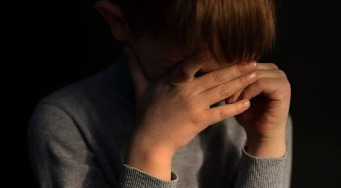 Criança de 6 anos cola as partes íntimas para impedir abusos do padrasto