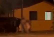 Amante foge nua no meio da rua após esposa flagrar marido traindo