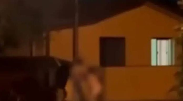 Amante foge nua no meio da rua após esposa flagrar marido traindo