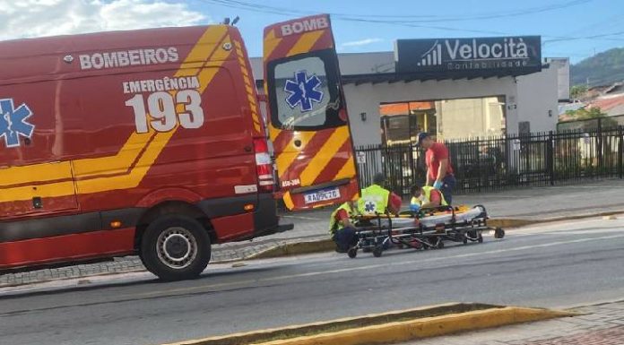 VIDEO Homem cai ao se enroscar em fio solto na Rua Alfredo Brunetti em Penha