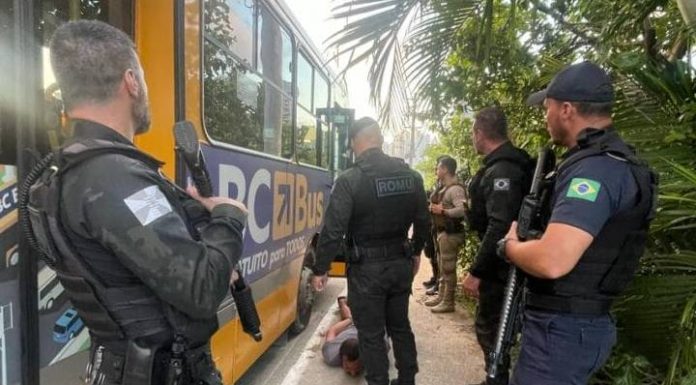 Ladrão aproveita ida de motorista ao banheiro e foge com ônibus em Balneário Camboriú