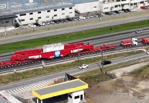 Carreta com carga superdimensionada trafega pela BR-101 neste domingo