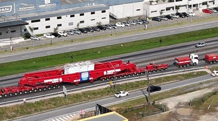 Carreta com carga superdimensionada trafega pela BR-101 neste domingo