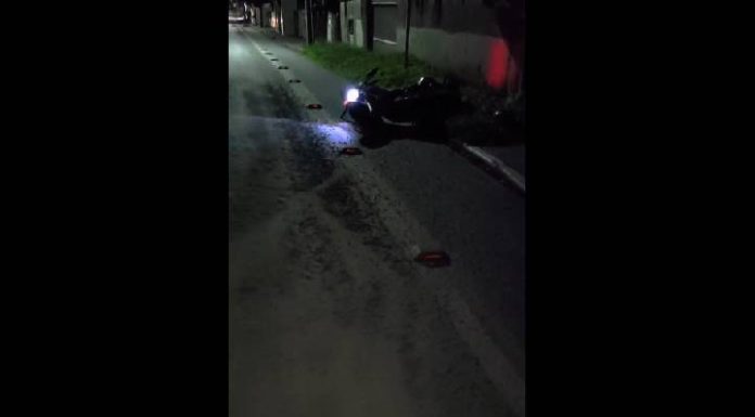 Pó de brita na pista provoca acidente e prejuízo a motociclista em Penha