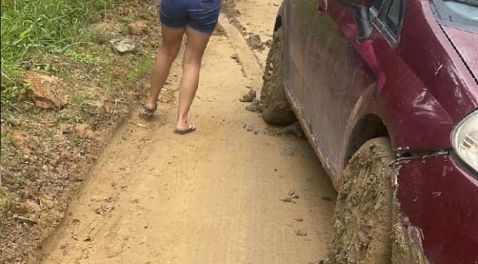 VIDEO Caminho da Escola Laci Simão Corrêa, em Penha, virou atoleiro por falta de manutenção da prefeitura