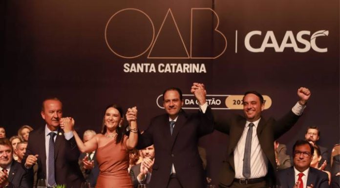 Juliano Mandelli toma posse na OAB de SC