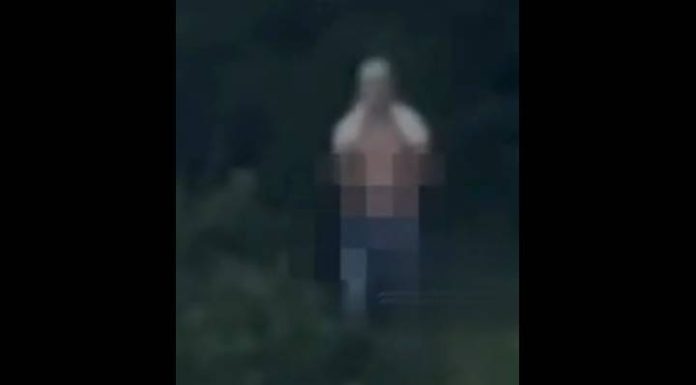 VIDEO Tarado é flagrado se masturbando às margens do Rio Piçarras