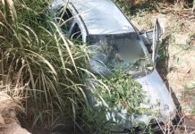 Motorista morre após carro cair dentro de riacho em SC