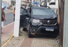 Motorista bate o carro contra muro de residência perto do Condomínio Fiji em Piçarras