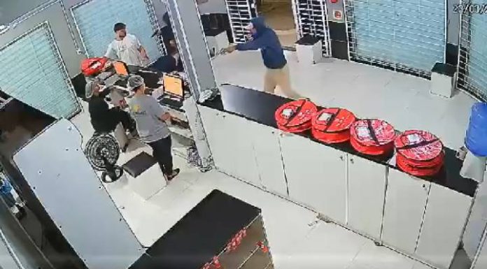 Pizzaria é invadida por assaltantes armados no bairro São Cristóvão em Barra Velha
