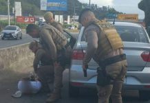 Assaltantes fogem de Itapema, capotam carro e são presos