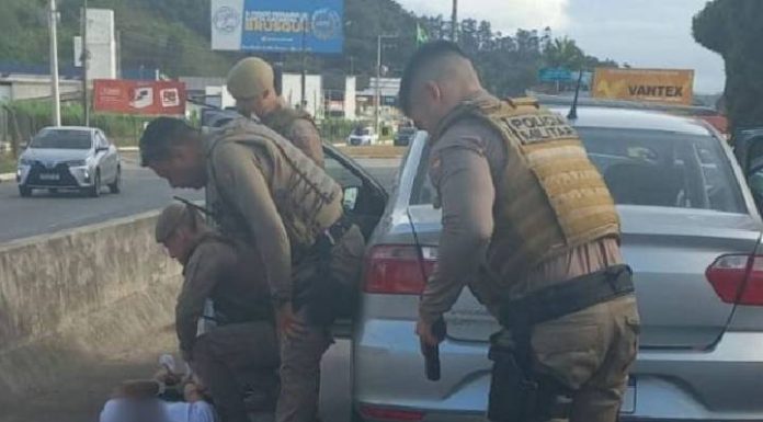 Assaltantes fogem de Itapema, capotam carro e são presos