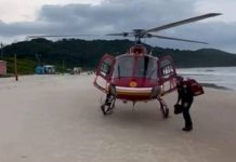 Homem é picado por jararaca em praia de SC e levado de helicóptero ao hospital