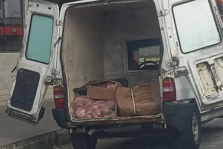 Moradores flagram entrega de carne estragada em empresa de alimentos em SC 1 Novo Projeto
